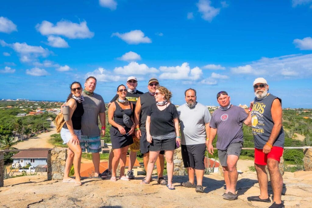 Vista de la costa rocosa de Aruba con visitantes en un mirador tranquilo
