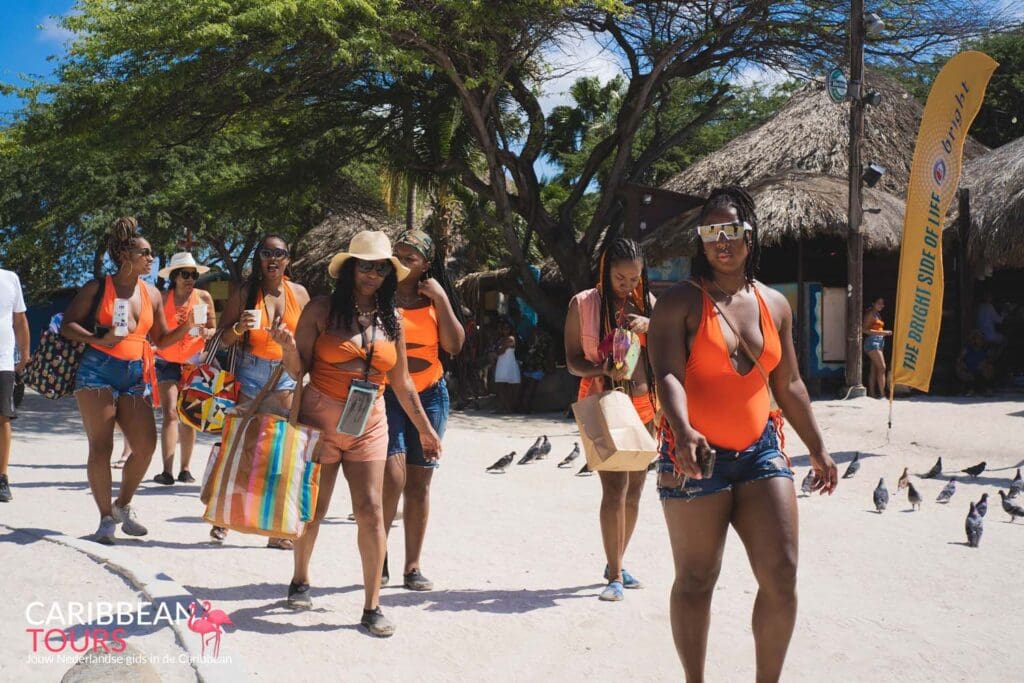 Bezoekers op het strand bij Palm Beach op Aruba