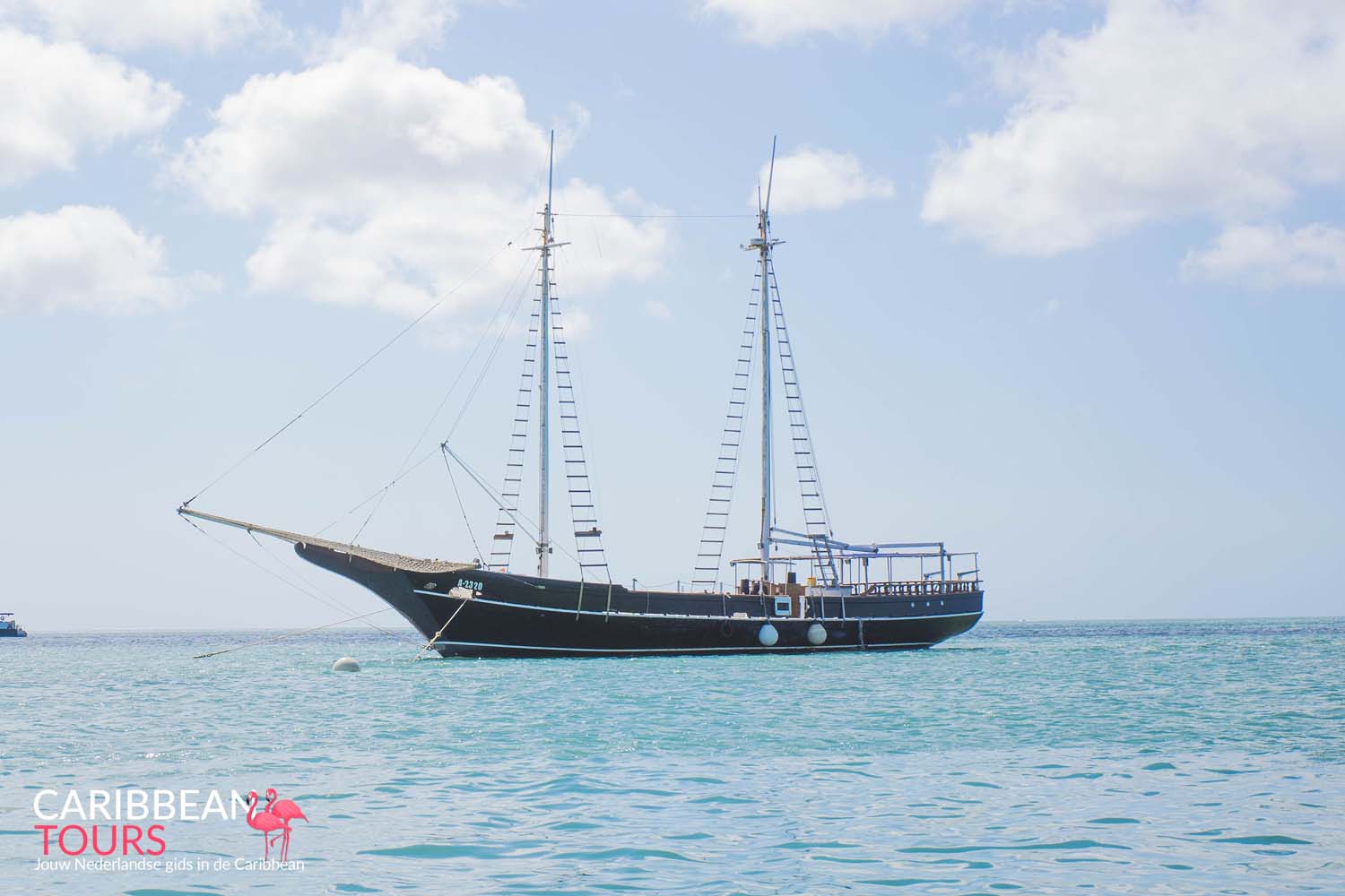 Velero anclado en aguas claras cerca de Aruba